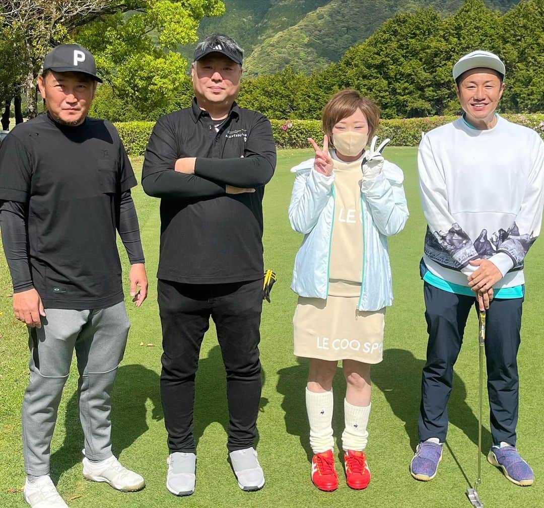 KLUTCHさんのインスタグラム写真 - (KLUTCHInstagram)「2023.4.16 午未会ゴルフコンペ @レオグラードゴルフクラブ ⁡ 地元の同級生たちとコンペ。 泉南、阪南、泉佐野、田尻、やんちゃしてた奴も、勉強ばっかしてた奴も、みーんなでおっちゃん、おばちゃんなってゴルフする。 ⁡ なんかいいね。 ⁡ ⁡ 会長のよっくん、色々段取りしてくれた健ちゃんありがとう！！ 次回も楽しみにしてます。 ⁡ ⁡ ⁡ ⁡ ⁡ ⁡ #午未会 #泉南 #阪南 #田尻 #ゴルフ #Golf #ゴルフコンペ #レオグラードゴルフクラブ #ゴルフ好きと繋がりたい」4月18日 9時54分 - klutch3etking
