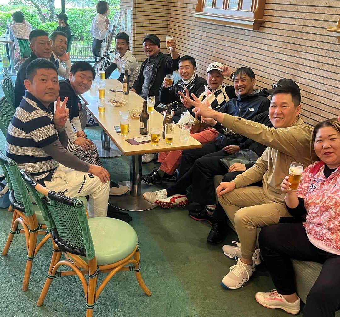 KLUTCHさんのインスタグラム写真 - (KLUTCHInstagram)「2023.4.16 午未会ゴルフコンペ @レオグラードゴルフクラブ ⁡ 地元の同級生たちとコンペ。 泉南、阪南、泉佐野、田尻、やんちゃしてた奴も、勉強ばっかしてた奴も、みーんなでおっちゃん、おばちゃんなってゴルフする。 ⁡ なんかいいね。 ⁡ ⁡ 会長のよっくん、色々段取りしてくれた健ちゃんありがとう！！ 次回も楽しみにしてます。 ⁡ ⁡ ⁡ ⁡ ⁡ ⁡ #午未会 #泉南 #阪南 #田尻 #ゴルフ #Golf #ゴルフコンペ #レオグラードゴルフクラブ #ゴルフ好きと繋がりたい」4月18日 9時54分 - klutch3etking