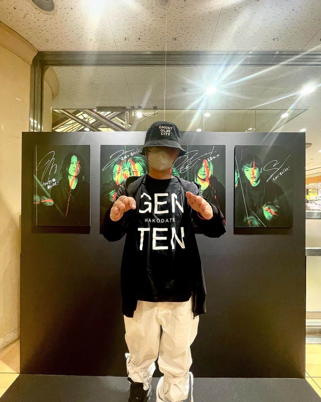 TERUさんのインスタグラム写真 - (TERUInstagram)「^_^  広島LOFTに足跡完了！  今日の7枚目の写真のご当地もののヒントがメンバーパネルのサインに隠されています。  分かった方は、コメント欄にお答えください。  #GGC #GhostGlayCity #ハイコミ2023 #HC2023」4月18日 9時54分 - glay__teru