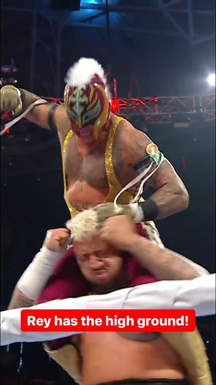 のインスタグラム：「@619iamlucha just pounding on the head of @solosikoa 👊💥 #WWERaw」