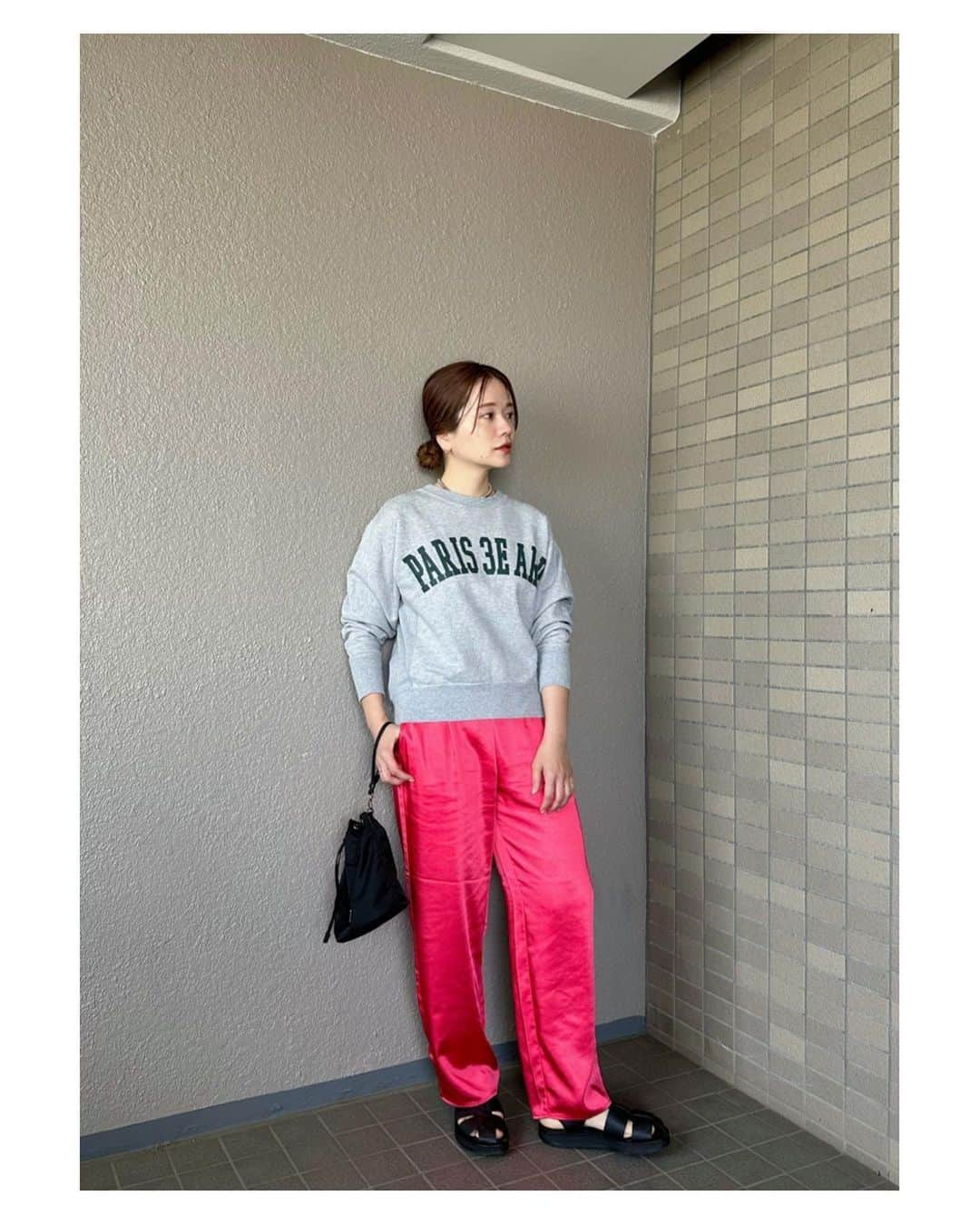 高山直子さんのインスタグラム写真 - (高山直子Instagram)「ゆるっと買い物したり仕事したり公園行ったりお迎え行ったりサウナ行ったり…🫶🏻 ゆるっとさらっと手に取れるサテンパンツ💓 このサイズ感、素材、シルエット、1つあると絶対ヘビロテなのです。  #EiiS summer collection本日15時発売開始☀️ 20:00〜インスタライブ😎🫶🏻」4月18日 9時58分 - nao_70koro