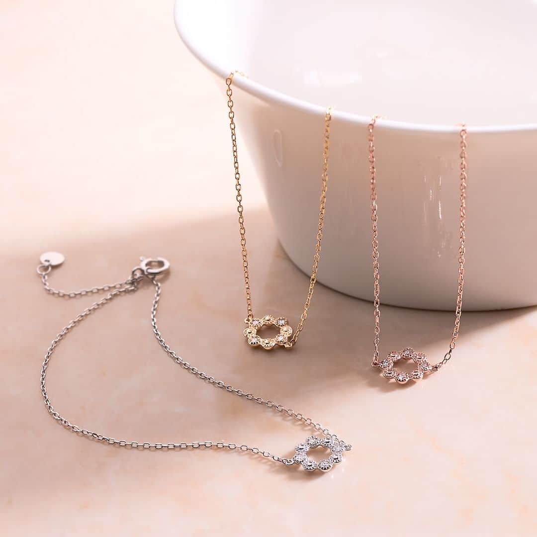 ジュエリーツツミPRさんのインスタグラム写真 - (ジュエリーツツミPRInstagram)「華奢なダイヤモンドブレスレットは、ブレスレットウォッチとの重ね着けが素敵😍 ぜひ、ワードローブに加えてください♪  オンラインショップへは、プロフィールのURLから飛べます♪ ⇒www.tsutsumi.co.jp  #jewelry  #jewelrytsutsumi  #ジュエリーツツミ #ツツミ #ブレスレット #ダイヤモンド #ゴールド #ピンクゴールド #ホワイトゴールド #シンプルコーデ #大人カジュアル #重ね着け」4月18日 10時00分 - tsutsumi_pr