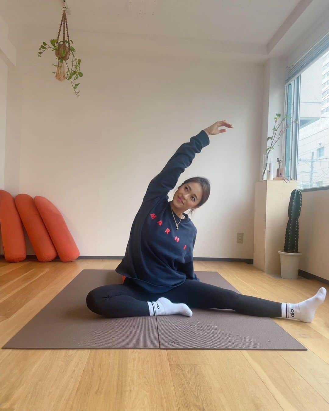 Risako Yamamotoさんのインスタグラム写真 - (Risako YamamotoInstagram)「maternity yoga🧘🏽‍♀️🧡  最近は自分の呼吸の浅さや、動き足りない凝りも日々感じているので、なっちゃんのマタニティヨガが本当に気持ち良い♡♡♡  週末にプライベートレッスンをお願いしています♡  そしていよいよ妊娠後期に突入し、しっかり栄養バランスも意識した食事を心掛けるも貧血も指摘されて鉄剤を出されてしまいました😭  副作用の便秘も予防するために、いつものデトックスハーブティーのderuleは1日500ml必ず飲むように持ち歩いています🍃🫶🏽 デルールはいつもネット購入🛒 @chiharudoi さんのプロフィールリンクから購入できます♡  #maternitylife #maternityyoga #マタニティライフ #マタニティヨガ #プレママ #デルール #herbtea #デトックスティー #goyard #yeti」4月18日 10時03分 - risako_yamamoto