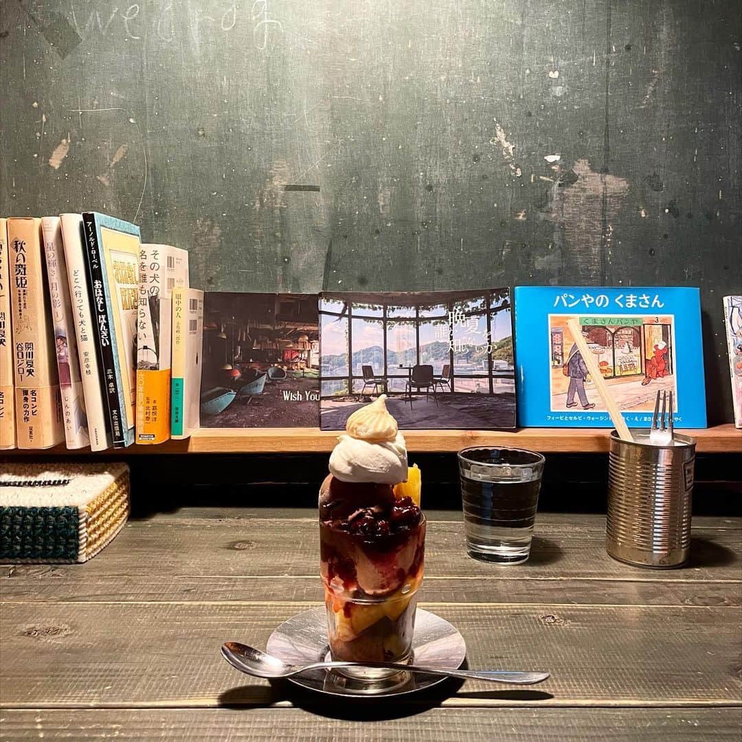 MICHICのインスタグラム：「＋＋＋ . . . #のらいぬ  台湾パインとチェリーチョコレート🍍🍒🍫 たのしくておいしいパフェ  . . . ＋＋＋」