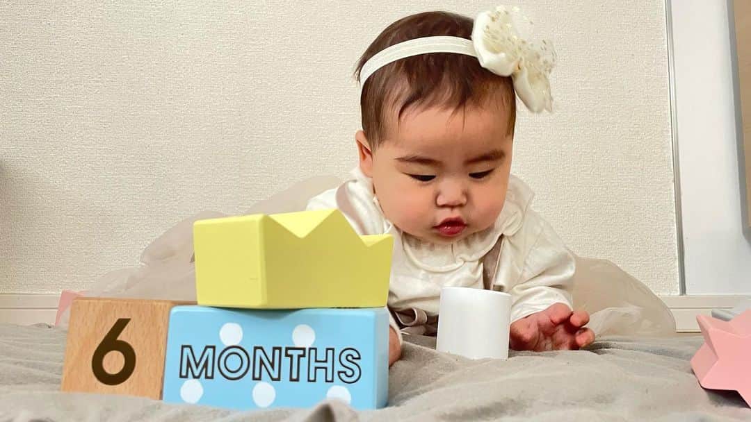 二ノ宮桃さんのインスタグラム写真 - (二ノ宮桃Instagram)「娘ちゃんハーフバースデー♡ 第1子の時は毎日が大変でやっと6ヶ月…と思ってたけど2人目ともなるといつの間にか6ヶ月！！？早い！！！とビックリ！上の子に手がかかり過ぎてるのもある笑 すくすく育って最近はお座りも上手だし離乳食もむしゃむしゃ食べる👏 自分のペースで大きくなあれ🫶 #ハーフバースデー #6ヶ月ベビー #女の子ベビー #女の子ママ  #2022_autumn_baby部」4月18日 10時31分 - momo_ninomiya