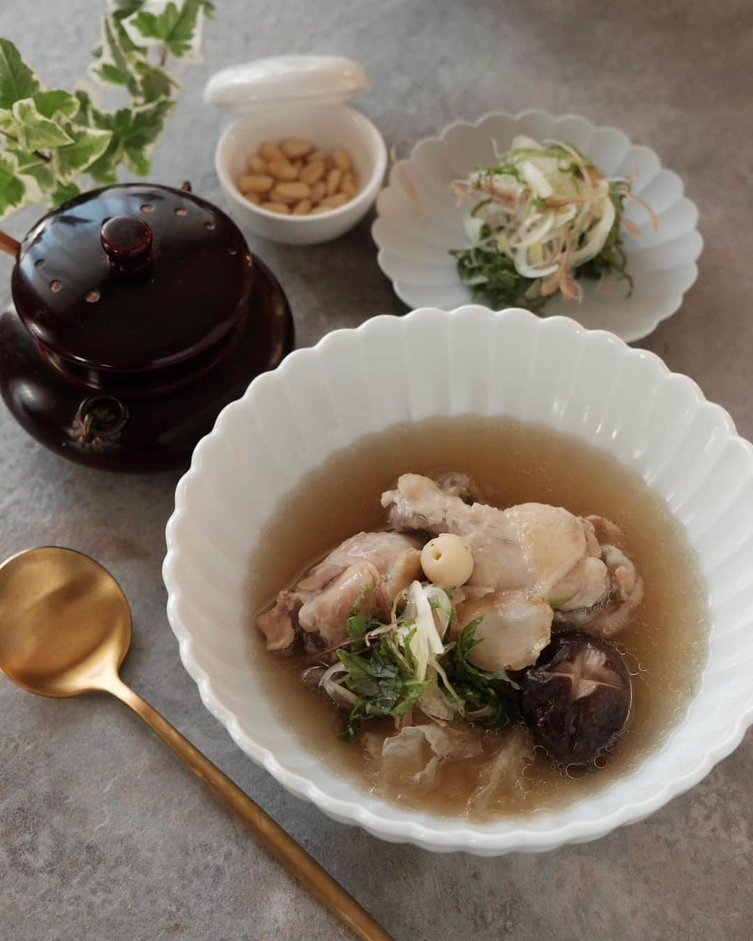 麻木久仁子のインスタグラム：「汽鍋で作る薬膳スープ💜  鶏肉、椎茸、白キクラゲ。 当帰、吉林人参、蓮子、陳皮、黄耆。  五臓に沁みる薬膳スープです。 『麻木のごきげん💜ひとりごはん』 動画はプロフィールのURLかハイライト「ひとりごはん」から。 チャンネル登録お願いします！」