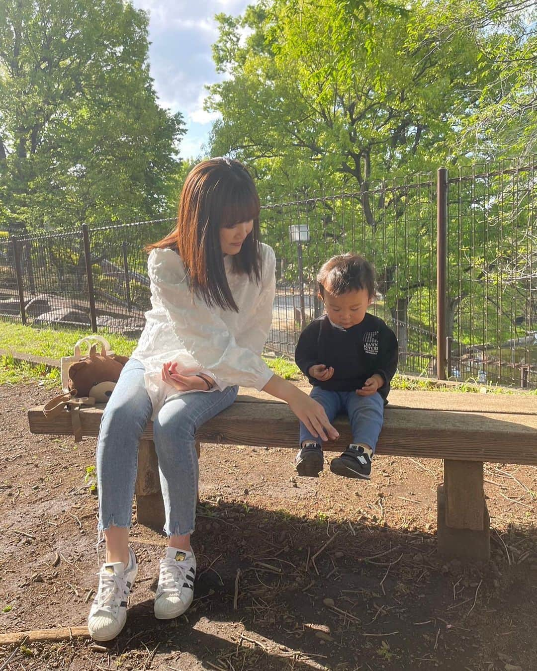 高橋茉奈のインスタグラム：「＊ 昨日は公園でパパに1時間みっちり遊んでもらって 爆睡してる間に近くの焼き肉屋さんへ🥩‪🔥 のんびり食べてても全然起きなくて最高だった🤣💓 パパとママだけ美味しい焼肉食べてごめん🥹🥹 #赤ちゃん#赤ちゃんのいる生活#赤ちゃんのいる暮らし#べビスタグラム#ママスタグラム#男の子#男の子ベビー#男の子ママ#成長記録#育児#育児記録#親バカ部#8月生まれ#令和生まれ#令和3年ベビー#1歳#新米ママ#長男#第一子#きーくんの成長記録#我が子は可愛い#我が子が一番」