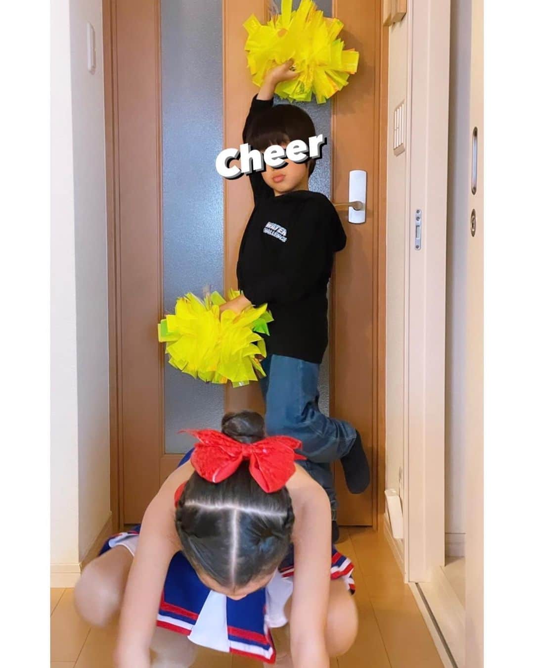 ochikeronさんのインスタグラム写真 - (ochikeronInstagram)「Cheer Recital on March 25th, 2023 ❤️  We support you. I know you know is what I always say 😂  It is challenging since she is not that flexible and I am very busy not having enough time to stick to her. But doing our best for the better result 😊  #cheermom #チアダンス #cheer」4月18日 10時34分 - ochikeron