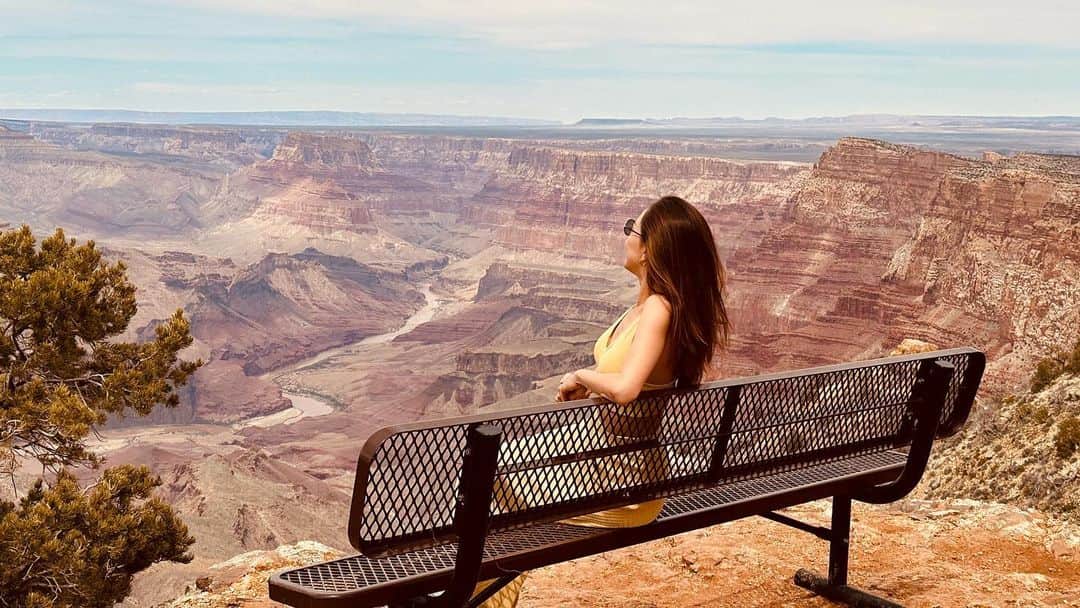 西内ひろのインスタグラム：「昔は完璧主義だった。  完璧でいることが良いと思い込んでいた。  頑張って 我慢して 頑張って。  旅をするようになって 力の抜き方を覚えた。  頑張り過ぎて 心が壊れてしまったり  ストレスで人に当たってしまったり  身体が悲鳴をあげて倒れてしまったら  元も子もない。  力を抜く様になったり  良い意味で人生に"遊び心"を持つ様になってからの方が 心に余裕が出来て、人にも優しくなれるし  断然仕事のパフォーマンスも良くなった。  旅にまた出たいから 仕事も頑張れる。  地球は広くて  自分が生きているのなんて  この地球に比べたらほんの一瞬なんだから  一瞬の一度きりの人生をどう生きようか？  今日も悔いのない1日を☺️  #人間なんてちっぽけ #100年後自分の事誰も覚えてない #だったら人の目気にせず #自分の人生生きましょ」