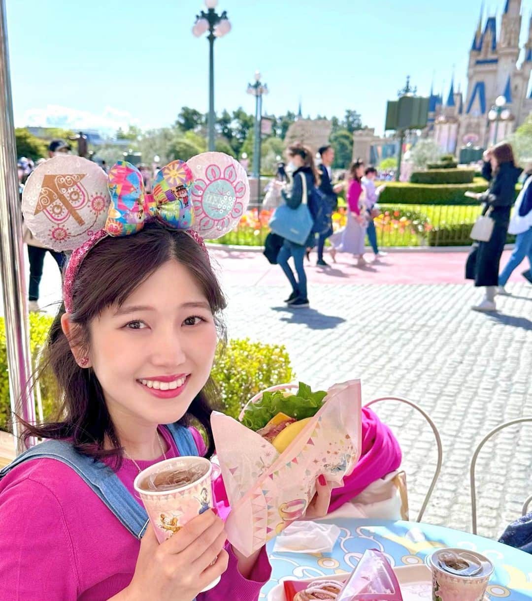 高橋幸のインスタグラム：「食べて散歩するだけで幸せ💕 パークはこれでしばらくおあずけになりそうなので…新昼パレードも観られてよかった！🥹 テーマソングは目覚ましのアラーム曲にする予定です🧚✨笑  #tokyodisneyland  #東京ディズニーリゾート40周年」
