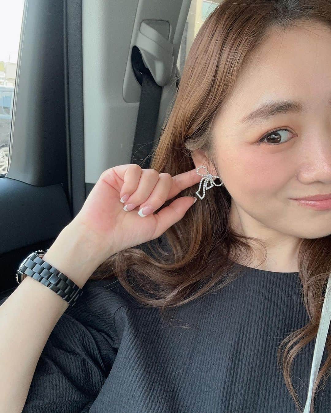 Keikooooooさんのインスタグラム写真 - (KeikooooooInstagram)「お気に入りのビジューリボンピアス。 揺れるリボンが可愛い😮‍💨💕 一緒にハートピアス、リボンのクリップを追加😆✌🏻 @decollte_accessory さんは、 可愛いものが多くてたくさん集めちゃう😮‍💨👍🏻✨  4/26〜名古屋高島屋でPOPUPみたい🤍 私も近かったら行きたかった😮‍💨💕💕💕  #ママコーデ#アクセサリー#accessory#プチプラコーデ #シンプル#大人コーデ #大人かわいい#デコルテアクセサリー」4月18日 10時37分 - keity1011