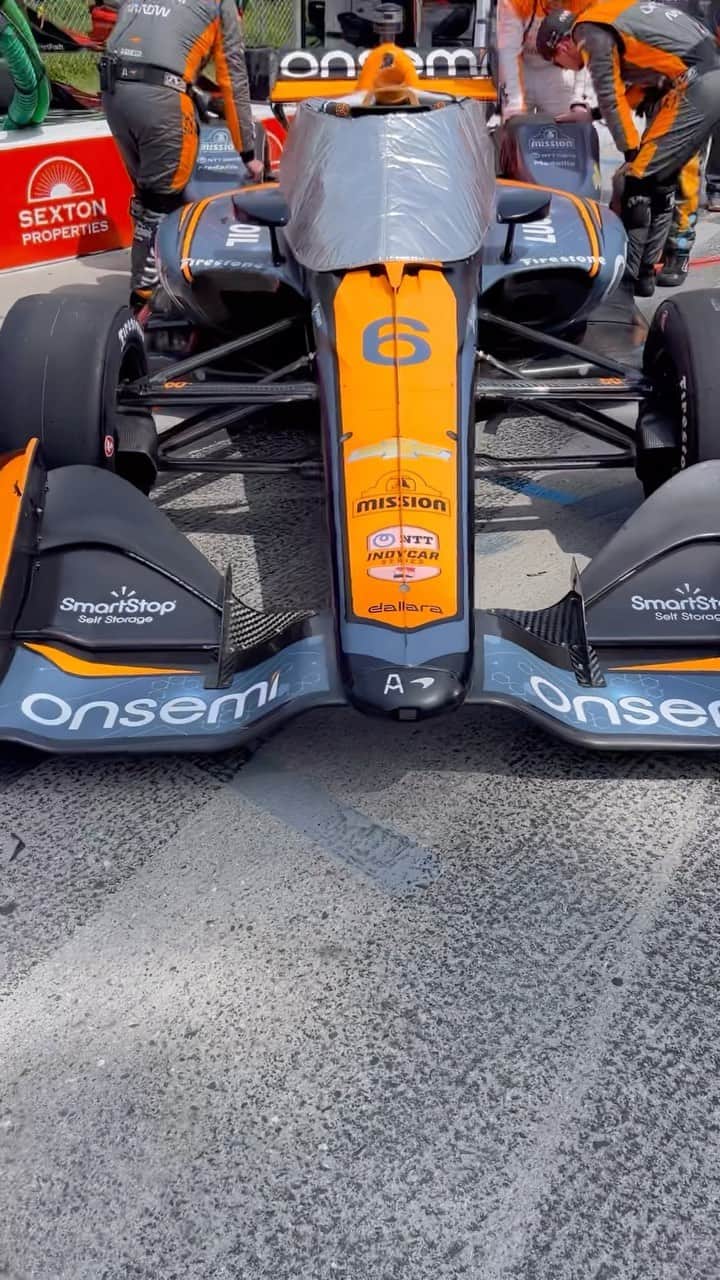 のインスタグラム：「Thanks @mclaren the hospitality.  Great to see old friends and make some new ones!  Follow @arrowmclaren to keep check in on the championship hunt💪💪. Let’s go @patriciooward @frosenqvist @alexanderrossi !!」