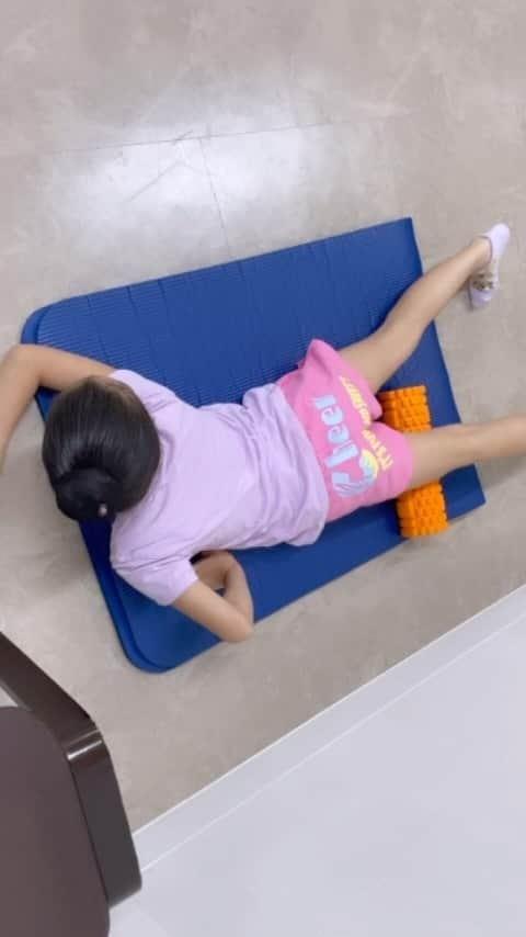 ochikeronのインスタグラム：「Thank you @ir_takumi   Fun family stretching 🤣  It is effective to use a foam roller to relax your muscles ✨ This is how my daughter got the splits 👍🏻  #notsponsored   #柔軟王子村山巧ストレッチ #柔軟 #flexibilitytraining #flexible #flexibilitygoals #flexiblity #myofascialrelease #stretching #stretch #foamroller #foamrolling」