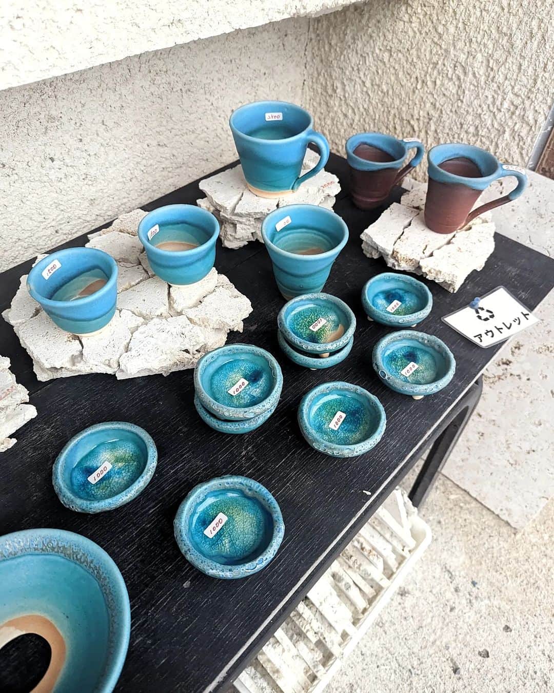 鍋島のぞみさんのインスタグラム写真 - (鍋島のぞみInstagram)「年始の沖縄滞在中、 ホテルに置かれていた琉球ガラスのコップに一目惚れして 急遽１日かけて沖縄食器巡りに。  行ったのは ・やちむん通り ・うるま陶器 @urumatouki ・glacitta   たくさんお買い物できた💙 やちむん通りとか１日居られる…！ってくらいわくわく。  うるま陶器のお店では その場でポチャン、ポチャン…って 陶器を液剤に漬けて色付けしてる所だったんだけど そのポチャンがなんとも言えない癒やしの音で いつか音のソノリティでやって欲しい。  そういえば琉球ガラスって ビールとかコーラの空瓶から作られているから はがし切れなかったラベルとかの不純物が入って 気泡が混入してるんだって。 本来、気泡はガラス製品としては欠点だけど、 琉球ガラスの個性として浸透していったとのこと。 世間がサステナサステナ言う前から しれっと取組まれてた沖縄らしいサステナブル。 #サステナ興味3年目 #琉球ガラス #うるま陶器」4月18日 10時58分 - nozominabeshima