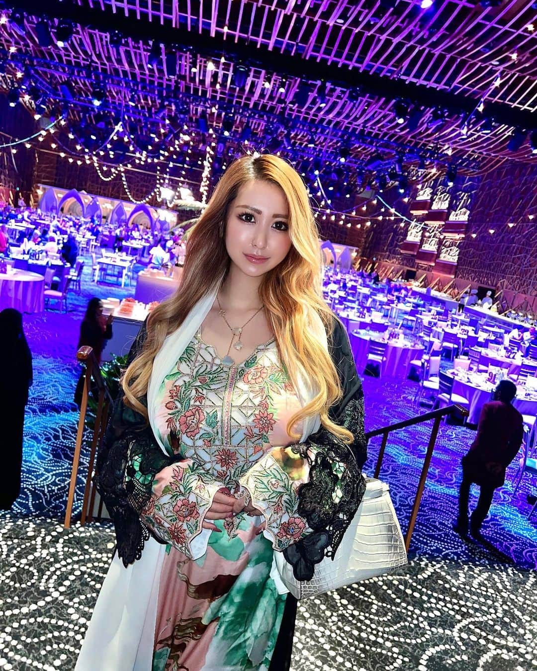 ayuさんのインスタグラム写真 - (ayuInstagram)「Iftar at Dubai Opera✨ @ayu888ayu   📍 @dubaiopera   1ヶ月のラマダンも、もう終盤🌙 沢山の学びがありました✨ 最後の10日間はとても大事な期間ですがその中でもラマダン最終日の2日間は、ムスリムにとって物凄く大切な日です。 何故なのか気になる方は 日本語だと【ナイトオブパワー】【Leyla al-Qadr】と調べると理解できるかと思います✨  #ramadan#iftar」4月18日 10時50分 - ayu888ayu