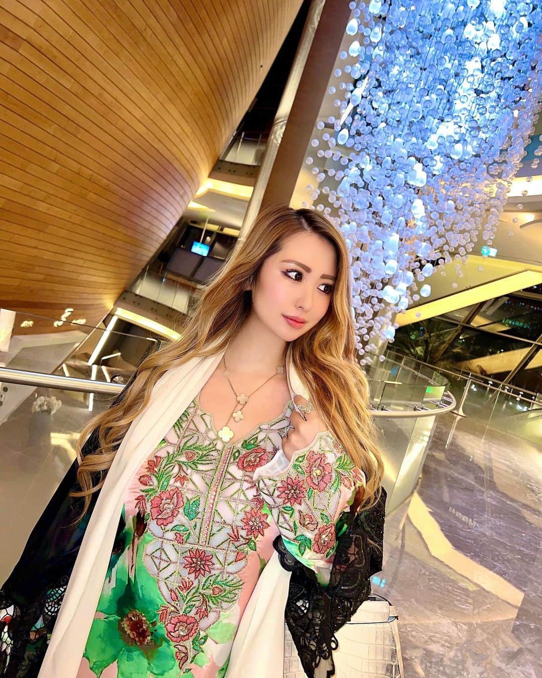 ayuさんのインスタグラム写真 - (ayuInstagram)「Iftar at Dubai Opera✨ @ayu888ayu   📍 @dubaiopera   1ヶ月のラマダンも、もう終盤🌙 沢山の学びがありました✨ 最後の10日間はとても大事な期間ですがその中でもラマダン最終日の2日間は、ムスリムにとって物凄く大切な日です。 何故なのか気になる方は 日本語だと【ナイトオブパワー】【Leyla al-Qadr】と調べると理解できるかと思います✨  #ramadan#iftar」4月18日 10時50分 - ayu888ayu