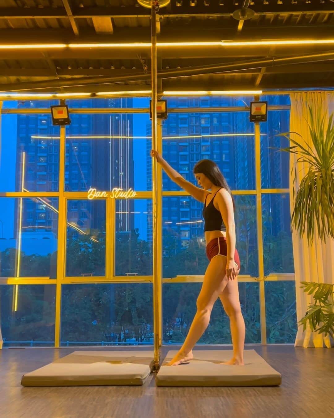 せいなのインスタグラム：「✨Pole dance Studio✨ ( @saigon_poledance_studio ) . . 今回もDan 先生のスタジオでお世話になってます✨ レッスンの後は、1人ずつ必ず2回撮影タイムがあって、 習ったコンボをみんなで観る時間があるよ🙆‍♀️🌹 . . ベトナムの生徒さんは、みんな優しくて お互いに教えあったりしてる✨ 素敵なスタジオ🌹✨ . . いつもと逆の足掛けだったから、ハマりが悪かった、、😂反対も練習しなきゃーーー！ . . Thanks for the lesson🌹❤️ . . #vietnam #pool #trip #travel #poledancer #poledancestudio #workout #beautifulstudio #japanese #japanesegirl #happylife #happy #poledancer #ポールダンス #ポールダンサー #空中 #ベトナム #旅行 #旅行好きな人と繋がりたい #旅女子 #ポールダンススタジオ」