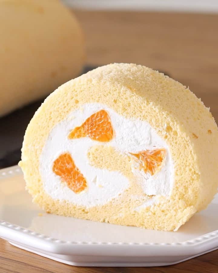 のインスタグラム：「fluffy Swiss roll🍊  ふわふわのオレンジロールケーキ🧡 生地がふわんふわんでとろける美味しさ☺️ 動画ではお上品に（？）フォークで食べてますが、 ほんとは横を掴んでガブっと食べるのが好き🤣笑  構想ではオレンジゼリーを周りにも巻きたかった… ゼラチンで3回作り直し、寒天でも作ってみたけどうまく巻けなかった🌀 アガーはスーパーに売ってないし…🤔 諦めてシンプルなロールケーキにしました😂  #homemade #easy #recipe #tutorial #baking #foodstyling #foodporn #food #foodphotography #foodpics #foodgasm #tasty #dessert #inspiration  #おうちカフェ #お菓子作り #手作りケーキ #ケーキ作り好きな人と繋がりたい #手作りお菓子 #cake #sweets #homecafe #homemakecake #instacake #instafood #cakestagram #cakelover #foodie #hidamaricooking」