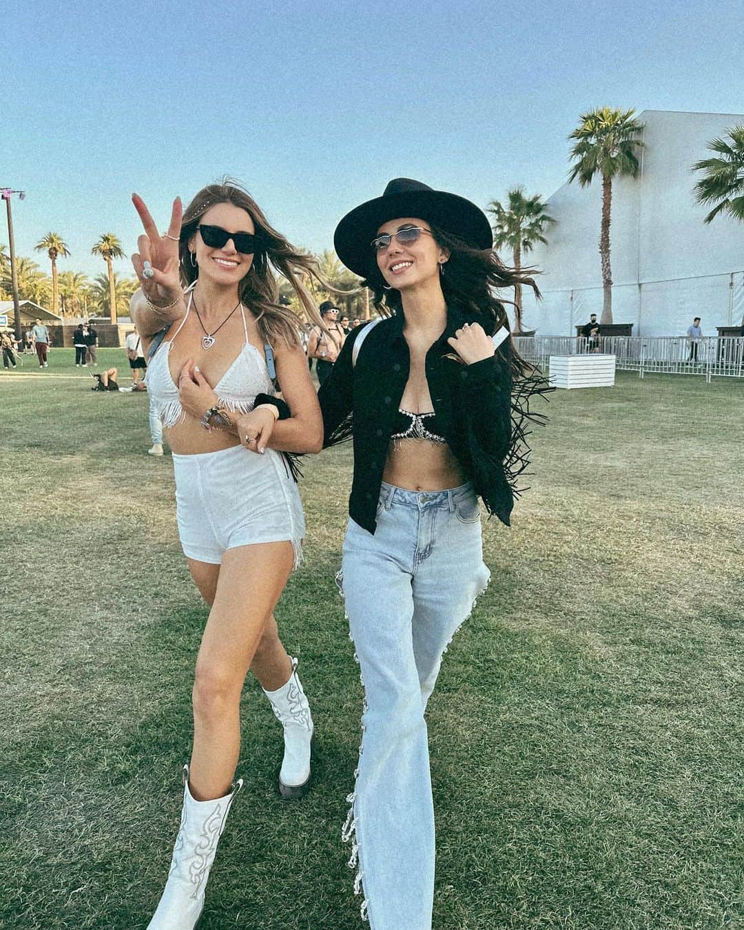 ヴィクトリア・ジャスティスさんのインスタグラム写真 - (ヴィクトリア・ジャスティスInstagram)「Coachella Day 1 recap🌵😜✌🏼🎶  (I know I’m late on this but I was on Indio time babyyyy! more to come♥️)」4月18日 10時58分 - victoriajustice