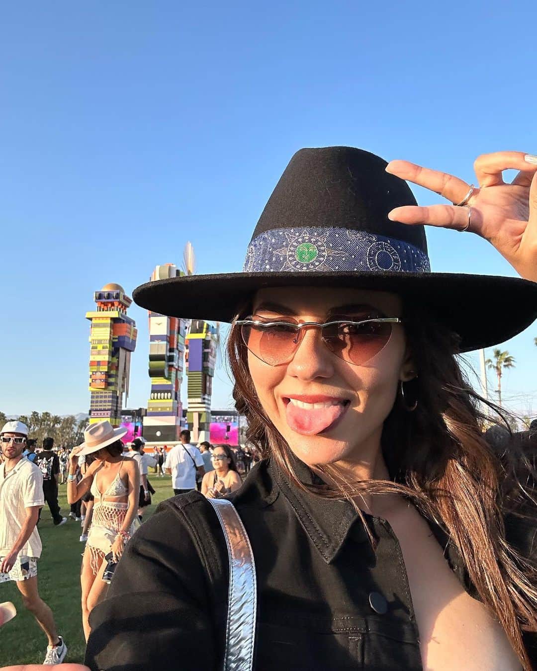 ヴィクトリア・ジャスティスさんのインスタグラム写真 - (ヴィクトリア・ジャスティスInstagram)「Coachella Day 1 recap🌵😜✌🏼🎶  (I know I’m late on this but I was on Indio time babyyyy! more to come♥️)」4月18日 10時58分 - victoriajustice