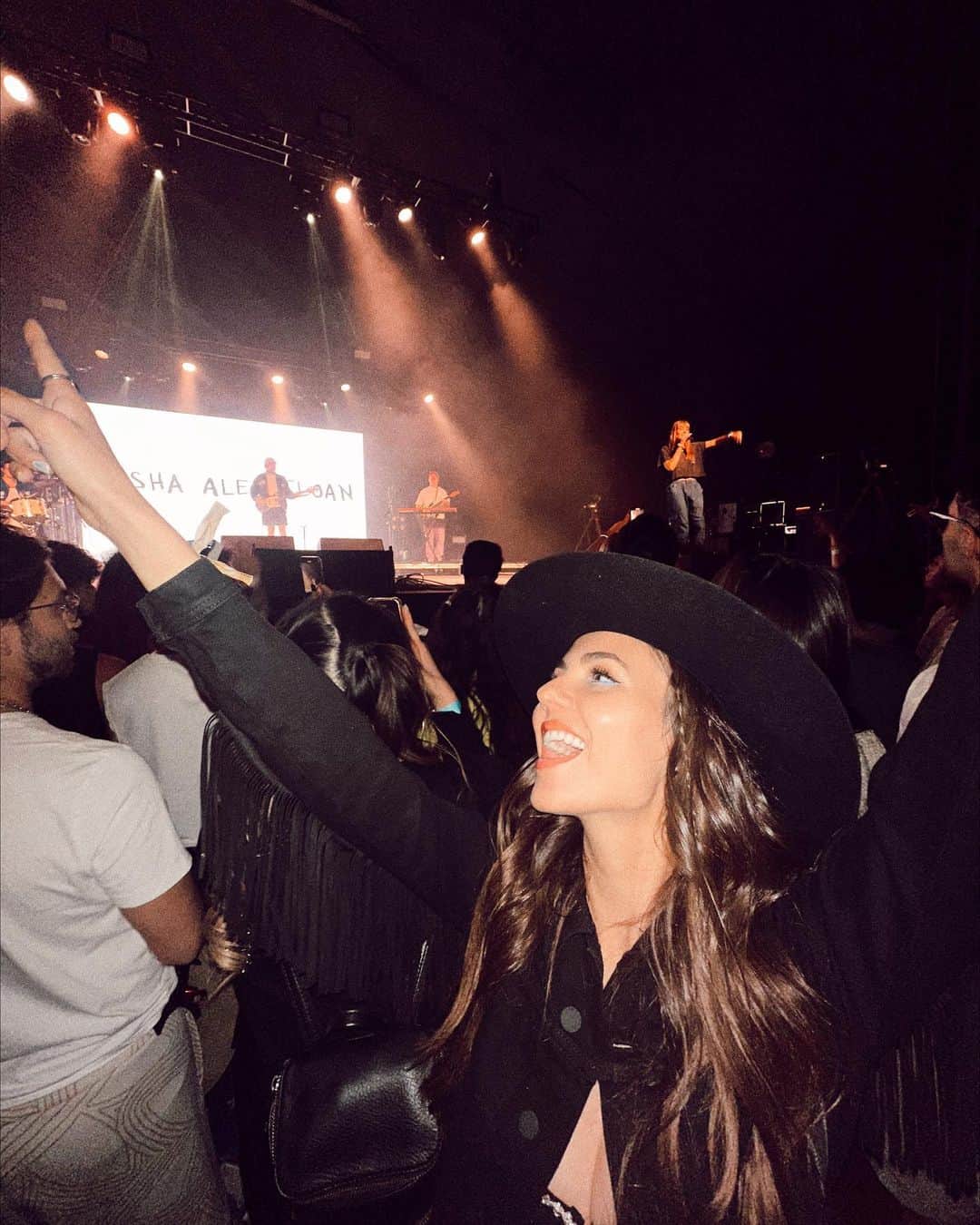 ヴィクトリア・ジャスティスさんのインスタグラム写真 - (ヴィクトリア・ジャスティスInstagram)「Coachella Day 1 recap🌵😜✌🏼🎶  (I know I’m late on this but I was on Indio time babyyyy! more to come♥️)」4月18日 10時58分 - victoriajustice