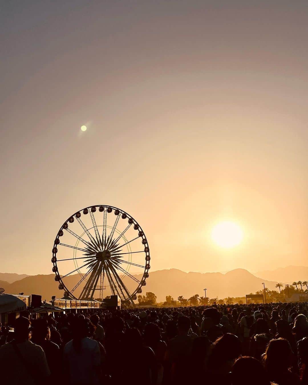 ヴィクトリア・ジャスティスさんのインスタグラム写真 - (ヴィクトリア・ジャスティスInstagram)「Coachella Day 1 recap🌵😜✌🏼🎶  (I know I’m late on this but I was on Indio time babyyyy! more to come♥️)」4月18日 10時58分 - victoriajustice