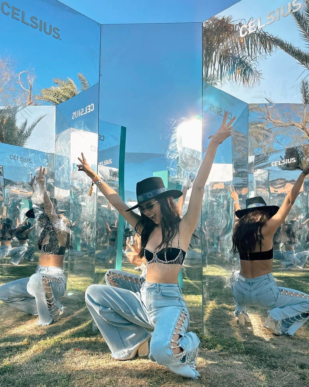 ヴィクトリア・ジャスティスさんのインスタグラム写真 - (ヴィクトリア・ジャスティスInstagram)「Coachella Day 1 recap🌵😜✌🏼🎶  (I know I’m late on this but I was on Indio time babyyyy! more to come♥️)」4月18日 10時58分 - victoriajustice