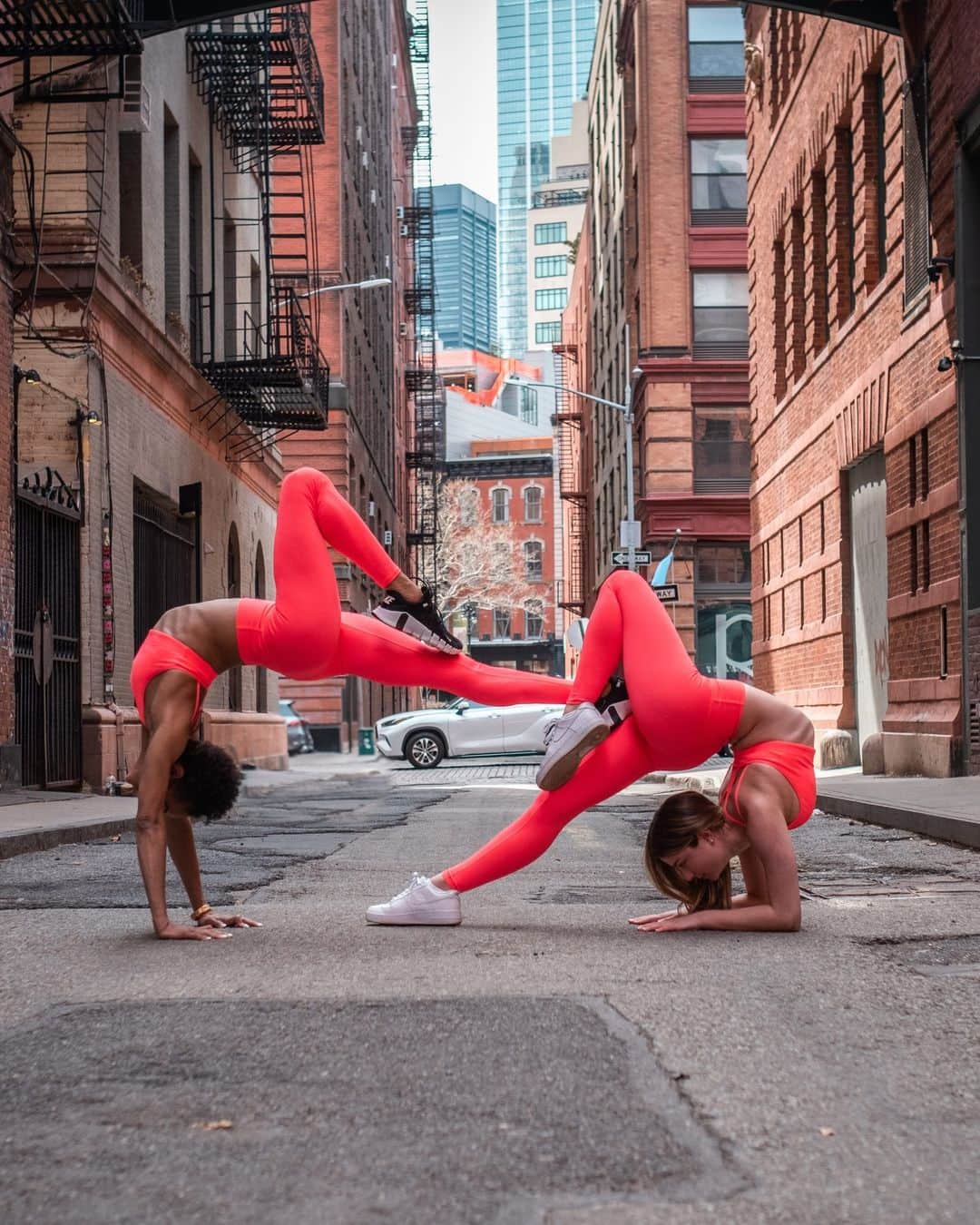 ALO Yogaさんのインスタグラム写真 - (ALO YogaInstagram)「Springtime in the city 🌆 @whatgibbs + @georgia.bryan create epic shapes in this season's boldest shade - Fluorescent Pink Coral ✨ Shop this color at the link in bio!」4月18日 11時00分 - aloyoga