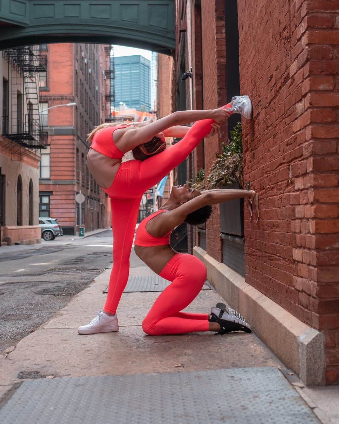 ALO Yogaさんのインスタグラム写真 - (ALO YogaInstagram)「Springtime in the city 🌆 @whatgibbs + @georgia.bryan create epic shapes in this season's boldest shade - Fluorescent Pink Coral ✨ Shop this color at the link in bio!」4月18日 11時00分 - aloyoga