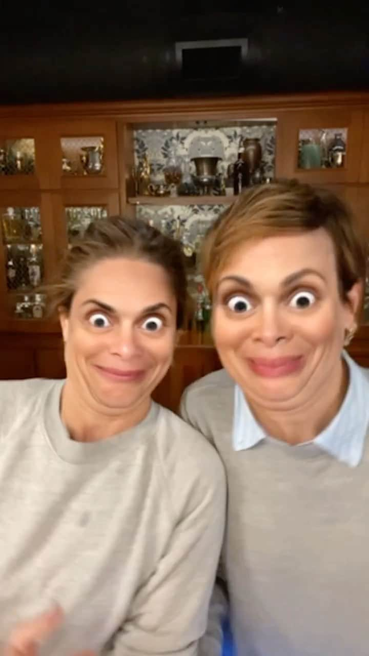 サラ・ポールソンのインスタグラム：「Amanda Peet vs Sarah Paulson – SPIT TAKE CHALLENGE! 🤣💦」