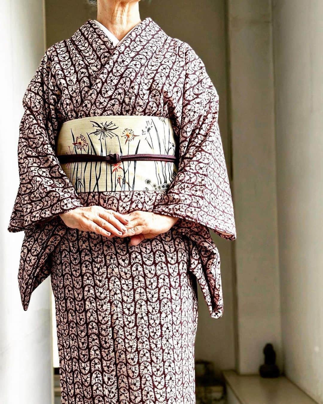 山崎陽子さんのインスタグラム写真 - (山崎陽子Instagram)「紫雲英 日本橋へ、打合せと句会と。 #kimono#南部紫根染 #木綿着物  #縄トモコ #紅型ナワチョウ #半幅帯 #パピルス帯 #変わり角出し結び #森由香利　@yukarin_kimono  「おとなの浴衣、はじめます」の動画を見て結ぶ！ #冠組 #道明 しのぶさんが「紫根染みんな似合う説」を 唱えられていたので、私も💜 @shinobumizuno」4月18日 11時01分 - yhyamasaki