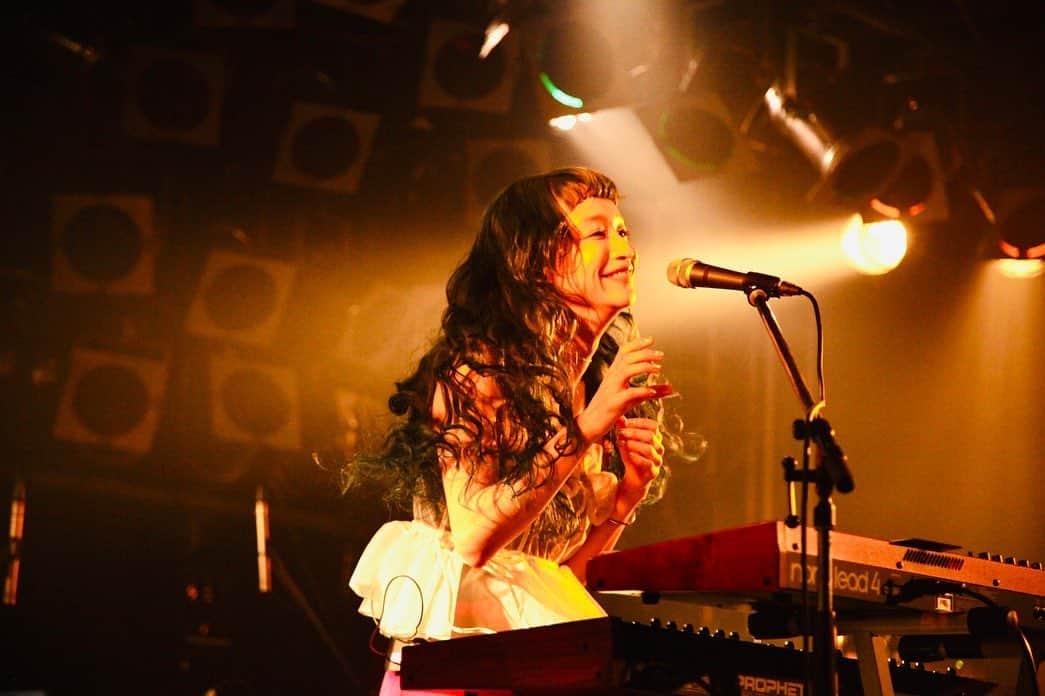 タカハシマイさんのインスタグラム写真 - (タカハシマイInstagram)「Czecho No Republic👽❤️@czechonorepublic  TOUR "emotional girl, emotional boy" 完！来てくれたみんなありがとう🫂❤️💫💫  声出し解禁して初ツアー、こんなにも幸せな世界があったことを思い出した。みんなに沢山の愛のエネルギーもらってなんて幸せなバンドなんだろって涙をこらえるのに必死だった🤯 今のチェコ、確かな自信と情熱が渦巻いてる。すごく良い状態に突入してます✌️  実は今年はわたしと砂川さんが正式加入して10周年なんだよね、10周年にしてやっと感じれている事が沢山あって、だからバンドは楽しい。20周年に向けてここからまたスタートです✌️❤️  📸 @manako_photography 3,4,6,8 📸 @shohnophoto 2,5,7,10  #czechonorepublic  #チェコノーリパブリック」4月18日 11時05分 - iamihsahakatiam