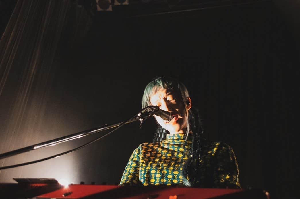 タカハシマイさんのインスタグラム写真 - (タカハシマイInstagram)「Czecho No Republic👽❤️@czechonorepublic  TOUR "emotional girl, emotional boy" 完！来てくれたみんなありがとう🫂❤️💫💫  声出し解禁して初ツアー、こんなにも幸せな世界があったことを思い出した。みんなに沢山の愛のエネルギーもらってなんて幸せなバンドなんだろって涙をこらえるのに必死だった🤯 今のチェコ、確かな自信と情熱が渦巻いてる。すごく良い状態に突入してます✌️  実は今年はわたしと砂川さんが正式加入して10周年なんだよね、10周年にしてやっと感じれている事が沢山あって、だからバンドは楽しい。20周年に向けてここからまたスタートです✌️❤️  📸 @manako_photography 3,4,6,8 📸 @shohnophoto 2,5,7,10  #czechonorepublic  #チェコノーリパブリック」4月18日 11時05分 - iamihsahakatiam