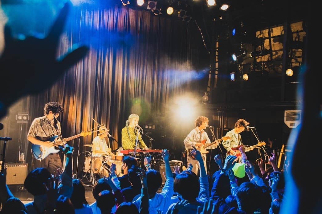 タカハシマイさんのインスタグラム写真 - (タカハシマイInstagram)「Czecho No Republic👽❤️@czechonorepublic  TOUR "emotional girl, emotional boy" 完！来てくれたみんなありがとう🫂❤️💫💫  声出し解禁して初ツアー、こんなにも幸せな世界があったことを思い出した。みんなに沢山の愛のエネルギーもらってなんて幸せなバンドなんだろって涙をこらえるのに必死だった🤯 今のチェコ、確かな自信と情熱が渦巻いてる。すごく良い状態に突入してます✌️  実は今年はわたしと砂川さんが正式加入して10周年なんだよね、10周年にしてやっと感じれている事が沢山あって、だからバンドは楽しい。20周年に向けてここからまたスタートです✌️❤️  📸 @manako_photography 3,4,6,8 📸 @shohnophoto 2,5,7,10  #czechonorepublic  #チェコノーリパブリック」4月18日 11時05分 - iamihsahakatiam
