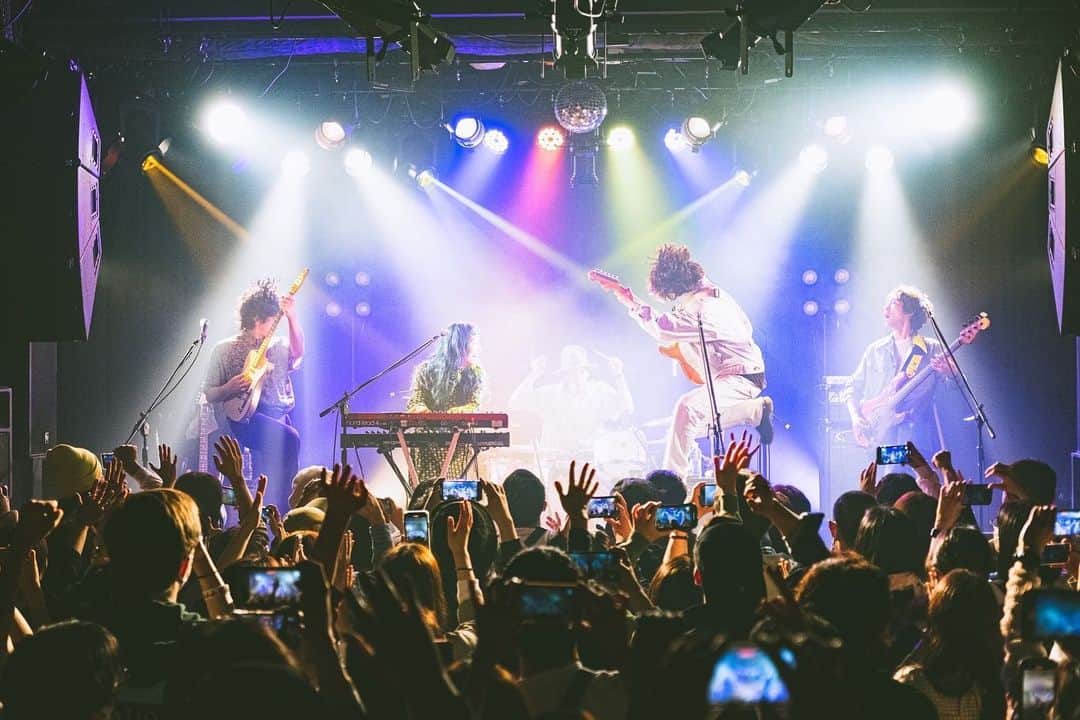 タカハシマイさんのインスタグラム写真 - (タカハシマイInstagram)「Czecho No Republic👽❤️@czechonorepublic  TOUR "emotional girl, emotional boy" 完！来てくれたみんなありがとう🫂❤️💫💫  声出し解禁して初ツアー、こんなにも幸せな世界があったことを思い出した。みんなに沢山の愛のエネルギーもらってなんて幸せなバンドなんだろって涙をこらえるのに必死だった🤯 今のチェコ、確かな自信と情熱が渦巻いてる。すごく良い状態に突入してます✌️  実は今年はわたしと砂川さんが正式加入して10周年なんだよね、10周年にしてやっと感じれている事が沢山あって、だからバンドは楽しい。20周年に向けてここからまたスタートです✌️❤️  📸 @manako_photography 3,4,6,8 📸 @shohnophoto 2,5,7,10  #czechonorepublic  #チェコノーリパブリック」4月18日 11時05分 - iamihsahakatiam