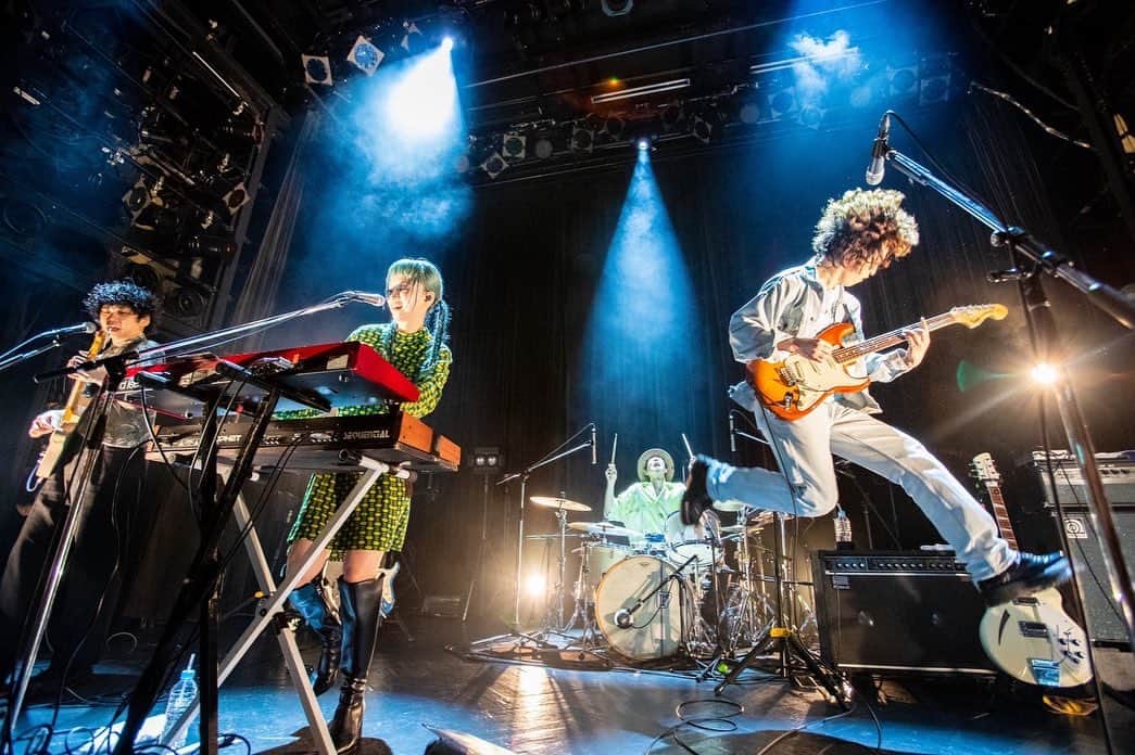 タカハシマイさんのインスタグラム写真 - (タカハシマイInstagram)「Czecho No Republic👽❤️@czechonorepublic  TOUR "emotional girl, emotional boy" 完！来てくれたみんなありがとう🫂❤️💫💫  声出し解禁して初ツアー、こんなにも幸せな世界があったことを思い出した。みんなに沢山の愛のエネルギーもらってなんて幸せなバンドなんだろって涙をこらえるのに必死だった🤯 今のチェコ、確かな自信と情熱が渦巻いてる。すごく良い状態に突入してます✌️  実は今年はわたしと砂川さんが正式加入して10周年なんだよね、10周年にしてやっと感じれている事が沢山あって、だからバンドは楽しい。20周年に向けてここからまたスタートです✌️❤️  📸 @manako_photography 3,4,6,8 📸 @shohnophoto 2,5,7,10  #czechonorepublic  #チェコノーリパブリック」4月18日 11時05分 - iamihsahakatiam