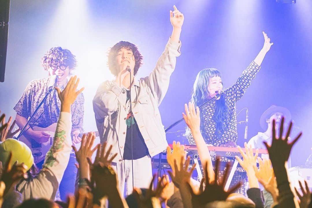 タカハシマイさんのインスタグラム写真 - (タカハシマイInstagram)「Czecho No Republic👽❤️@czechonorepublic  TOUR "emotional girl, emotional boy" 完！来てくれたみんなありがとう🫂❤️💫💫  声出し解禁して初ツアー、こんなにも幸せな世界があったことを思い出した。みんなに沢山の愛のエネルギーもらってなんて幸せなバンドなんだろって涙をこらえるのに必死だった🤯 今のチェコ、確かな自信と情熱が渦巻いてる。すごく良い状態に突入してます✌️  実は今年はわたしと砂川さんが正式加入して10周年なんだよね、10周年にしてやっと感じれている事が沢山あって、だからバンドは楽しい。20周年に向けてここからまたスタートです✌️❤️  📸 @manako_photography 3,4,6,8 📸 @shohnophoto 2,5,7,10  #czechonorepublic  #チェコノーリパブリック」4月18日 11時05分 - iamihsahakatiam