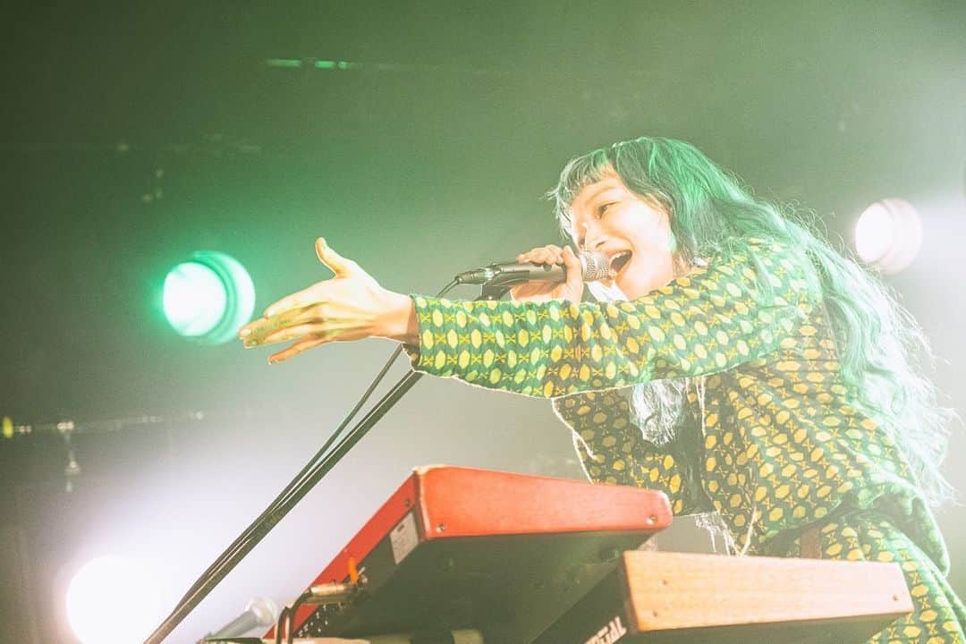 タカハシマイさんのインスタグラム写真 - (タカハシマイInstagram)「Czecho No Republic👽❤️@czechonorepublic  TOUR "emotional girl, emotional boy" 完！来てくれたみんなありがとう🫂❤️💫💫  声出し解禁して初ツアー、こんなにも幸せな世界があったことを思い出した。みんなに沢山の愛のエネルギーもらってなんて幸せなバンドなんだろって涙をこらえるのに必死だった🤯 今のチェコ、確かな自信と情熱が渦巻いてる。すごく良い状態に突入してます✌️  実は今年はわたしと砂川さんが正式加入して10周年なんだよね、10周年にしてやっと感じれている事が沢山あって、だからバンドは楽しい。20周年に向けてここからまたスタートです✌️❤️  📸 @manako_photography 3,4,6,8 📸 @shohnophoto 2,5,7,10  #czechonorepublic  #チェコノーリパブリック」4月18日 11時05分 - iamihsahakatiam