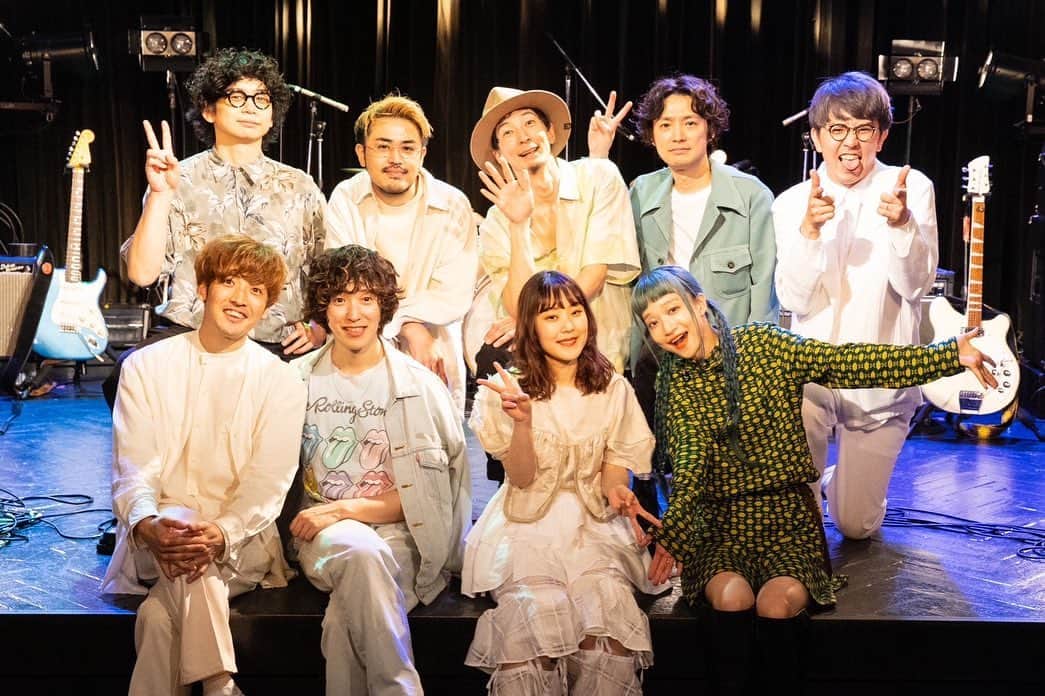 タカハシマイさんのインスタグラム写真 - (タカハシマイInstagram)「Czecho No Republic👽❤️@czechonorepublic  TOUR "emotional girl, emotional boy" 完！来てくれたみんなありがとう🫂❤️💫💫  声出し解禁して初ツアー、こんなにも幸せな世界があったことを思い出した。みんなに沢山の愛のエネルギーもらってなんて幸せなバンドなんだろって涙をこらえるのに必死だった🤯 今のチェコ、確かな自信と情熱が渦巻いてる。すごく良い状態に突入してます✌️  実は今年はわたしと砂川さんが正式加入して10周年なんだよね、10周年にしてやっと感じれている事が沢山あって、だからバンドは楽しい。20周年に向けてここからまたスタートです✌️❤️  📸 @manako_photography 3,4,6,8 📸 @shohnophoto 2,5,7,10  #czechonorepublic  #チェコノーリパブリック」4月18日 11時05分 - iamihsahakatiam