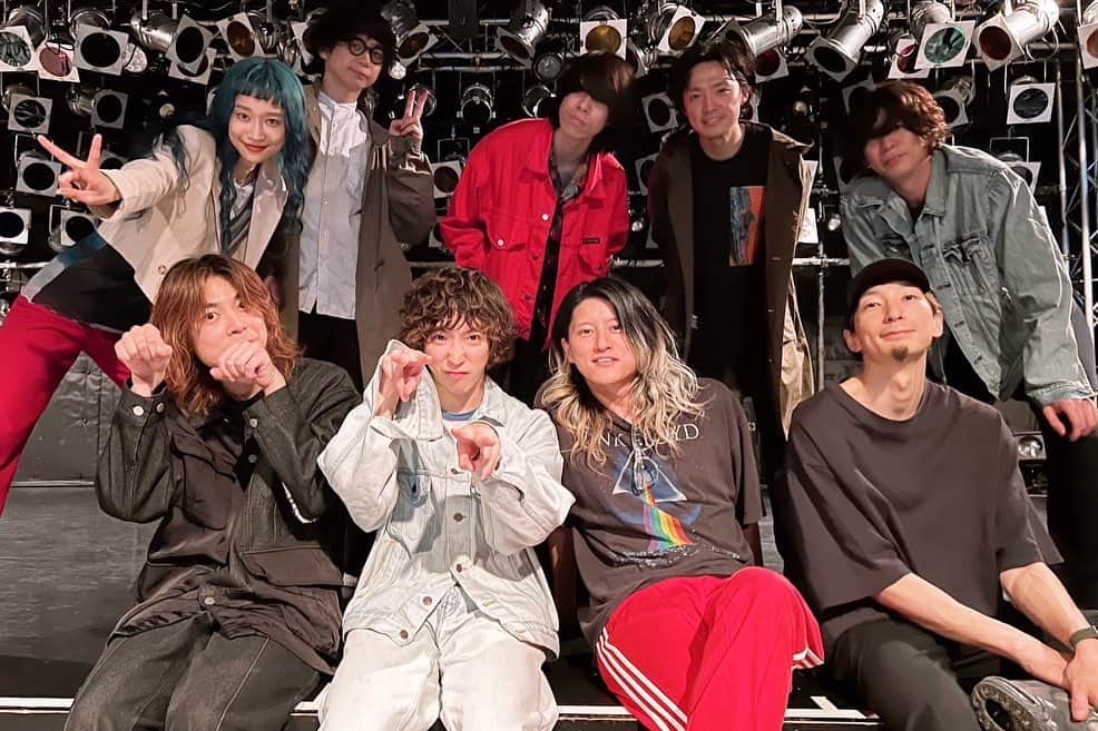 タカハシマイさんのインスタグラム写真 - (タカハシマイInstagram)「Czecho No Republic👽❤️@czechonorepublic  TOUR "emotional girl, emotional boy" 完！来てくれたみんなありがとう🫂❤️💫💫  声出し解禁して初ツアー、こんなにも幸せな世界があったことを思い出した。みんなに沢山の愛のエネルギーもらってなんて幸せなバンドなんだろって涙をこらえるのに必死だった🤯 今のチェコ、確かな自信と情熱が渦巻いてる。すごく良い状態に突入してます✌️  実は今年はわたしと砂川さんが正式加入して10周年なんだよね、10周年にしてやっと感じれている事が沢山あって、だからバンドは楽しい。20周年に向けてここからまたスタートです✌️❤️  📸 @manako_photography 3,4,6,8 📸 @shohnophoto 2,5,7,10  #czechonorepublic  #チェコノーリパブリック」4月18日 11時05分 - iamihsahakatiam