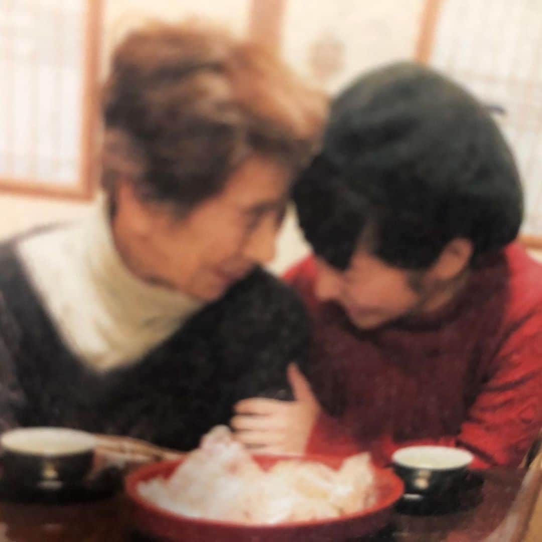 近藤夏子さんのインスタグラム写真 - (近藤夏子Instagram)「【ばぁばぁちゃん】  ラジオのリスナーさんからの依頼で何年も前に書いた曲📻 作らせてもらった時から、大好きな曲で、いつかみなさんにちゃんとした形で届けられたらなぁと思ってました。 そして、ついに、本日リリース💌✨( @kondonatsuko ストーリーズのリンクからダウンロードしてね💕)  私は、父方のおばあちゃんも、母方もおばあちゃんも、まだ元気にニコニコしています😊 それがどれだけすごいことか、最近とても身に染みてます✨ だから、できる限りたくさん会いに行ってます‼︎‼︎  母方のおばあちゃんが最近ケガをして入院して、、、コロナで病室に行くこともできなくて。 いつも私が行くと癒してくれるおばあちゃんに、何もできないことが悔しかった。 歩けなくなったりするかなぁ？1人で寂しくないかなぁ？？おばあちゃん、携帯とかタブレットとか使えないタイプだから連絡もとれないなぁ、、って日々でした。 が、無事退院したとの知らせ✨✨✨✨ 入院中は塗り絵したり、うちのお母さんと交換日記してたらしい🤗w そゆとこが大好きやわ❤️ 無事、自力で歩くこともできるようになったって聞いて、本当安心しました✨ まだ会ないけど、早く会いたいなぁ💖  【ばぁばぁちゃん】リリース記念に、おばあちゃんの退院祝いの写真📷 オシャレが好きなおばあちゃんの名誉のために、寝癖MAXの髪の毛は豪華にしておきました💐w  "つらい時会いに行くとそれだけで心救われる なんか魔法使えるの？"  ばぁばぁちゃんの2番のサビの歌詞。 ここ歌うといつもなんか泣きそうになるのは、きっとおばあちゃんの顔が浮かんで会いたくなるから。  全国のおばあちゃんへ リスペクトと感謝を込めた、ラブソングです❣️  #ばぁばぁちゃん #近藤夏子」4月18日 11時08分 - kondonatsuko