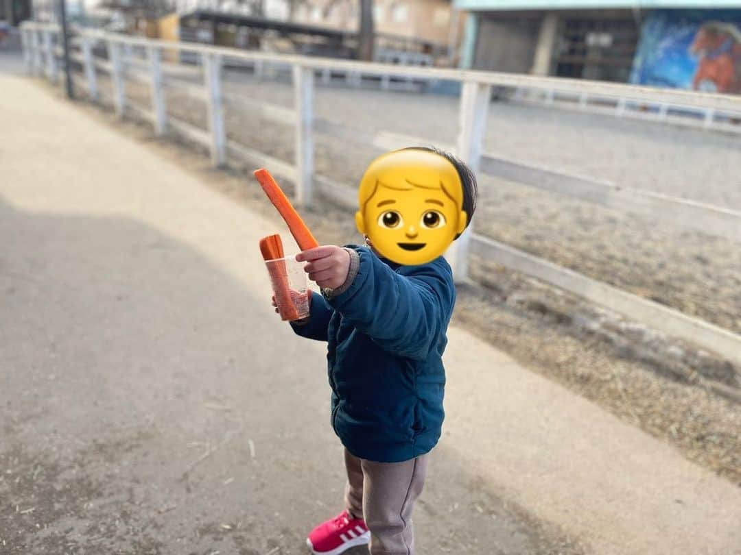スギちゃんのインスタグラム：「ミニスギちゃんに、お母さんのお腹から産まれる時どうだった？って聞いたら お母さん大好きと思った だって 凄いなぁ、あんな小さくても 生まれてすぐ、そう思いながらいたんだと思ったら 泣けてくるね 俺は自分が生まれた時どうだったか記憶ないもんなぁ 昨日のことも思い出せない時あるもんなぁ^_^」