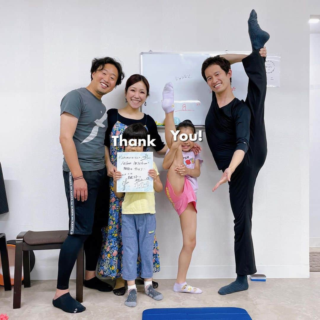 ochikeronのインスタグラム：「Thank You @ir_takumi   Fun stretching time 🧸  My daughter for cheer, my son for soccer, my darling out of curiosity, and me taking notes 😆  It is effective to use a foam roller to relax your muscles ✨ This is how my daughter got the splits 👍🏻  #notsponsored   #柔軟王子村山巧ストレッチ #柔軟 #flexibilitytraining #flexible #flexibilitygoals #flexiblity #myofascialrelease #stretching #stretch #foamroller #foamrolling」