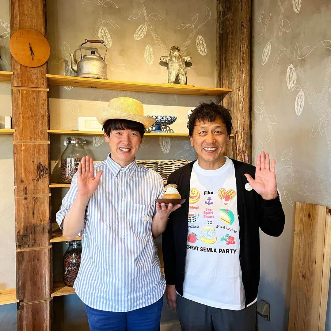 カジヒデキさんのインスタグラム写真 - (カジヒデキInstagram)「一昨日ライブをした静岡の洋菓子の名店quatre epiceの藁科雅喜さんと。初めてここでライブをしたのは、2011年秋。それからは毎年1回春にやらせて頂いています。そのきっかけを作って下さったのはスタッフの高部さん(写真2枚目)。ライブの日は毎回、20〜30名程のスタッフ全員が静岡店に集まり、みんなで作りあげるイベントと言った趣きが好きで、藁科さんの思想と言うか美学が全てに行き届いていて、いつも感心と感動を覚えます。大好きなお店、そして大切な人たちとこれからも良いお付き合いが出来たらと思っています。今年もありがとうございました✨また来年の春に！！  #カジヒデキ #後藤正成 #quatreepice  #藁科雅喜 #キャトルエピス静岡店  #カフェライブ #greatsemlaparty #semla #セムラ #sweden #スウェーデン」4月18日 11時11分 - hideki_kaji