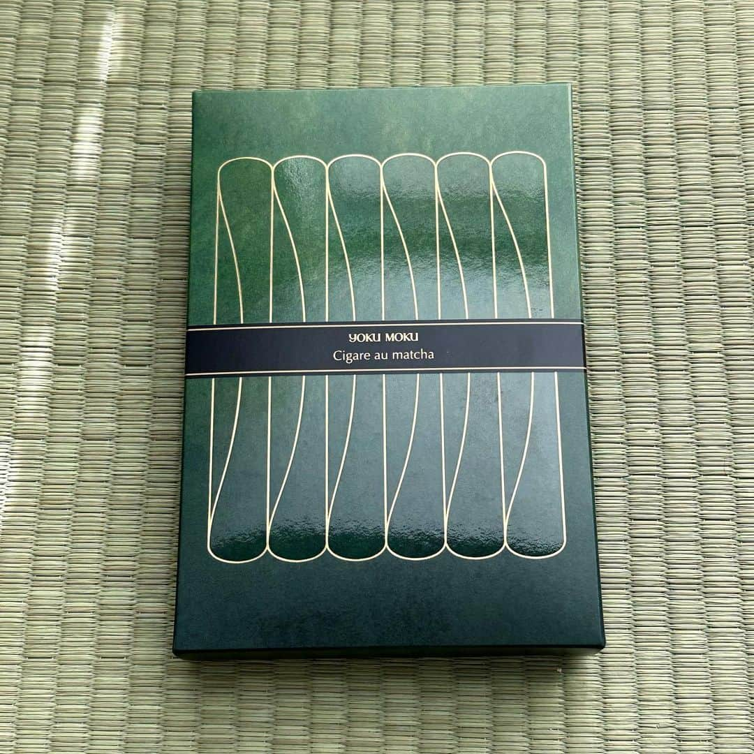 岸本佳子のインスタグラム：「シガール オゥ マッチャ  みんな大好きシガールの抹茶味！ 本当に本当に美味しいです。 京都の宇治抹茶は最高。  期間限定だから、みなさん今すぐ買いに行きましょ。 私もストック買いに行きます🍵  パッケージデザインも優秀すぎます！  #yokumoku #シガールオゥマッチャ #kyoto #tokyo #japansweets #lifestyle #qol」