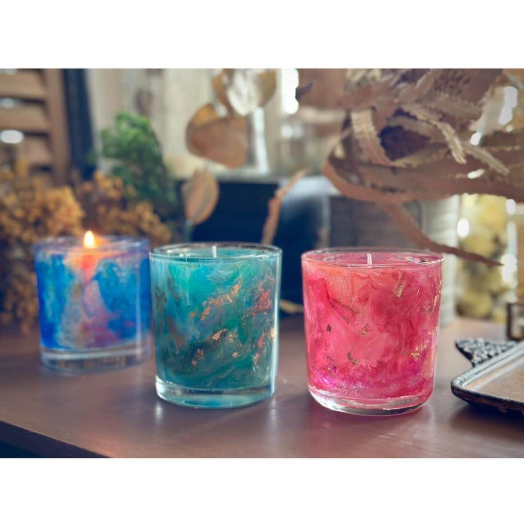Re.ewalu(ﾚｳﾞｧﾙ)~Life of akari~さんのインスタグラム写真 - (Re.ewalu(ﾚｳﾞｧﾙ)~Life of akari~Instagram)「𓏙𓏙 𓏙𓏙𓏙𓏙 #gelwax #marble  ・ ・  先日のLessonでデモで作った子達 たまには柄&色遊びもいいですね  最近naturalとBotanicalが多かったから 久しぶりにGelwaxで遊びました  楽しかった♡⃜  ・ ・  さて今週土曜日は 久しぶりにMarketに出ます 初めての場所なのでとっても楽しみです◡̈*  @into_tokyo  ☾4/22(sat)Market 青山/国際連合大学 INTO CRAFT OUR LIVES vol.23 (青山 @farmersmarketjp 同時開催)  ・ ・ ・  🄴🅅🄴🄽🅃  ☾4/22(sat)Market 青山/国際連合大学 INTO CRAFT OUR LIVES vol.23 (青山Farmer's Market 同時開催)  ☾4/30(sun) marché三鷹台 Sunday Market  soap elements様  ☾5/27(sat) Market 日本橋 第13回OLD NEW MARKET-福徳の森-  ・ ・  ━━━━━━━━━━━━━━━━━━━━━━━━━━━━━  📍キャンドルLesson予約受付中📍 1day・各コース・基礎講座・石鹸作り Lessonのご予約可能日は 🔝ストーリズハイライトinformationにᝰ✍︎  ※コースメニューは全て単発受講OKです DMからご連絡ください☻  ━━━━━━━━━━【information】━━━━━━━━━━━━  ‎‎ ‎ܰ ‎ܰContact‎ ܱ ܱ  ✔︎オーダー依頼・お仕事依頼・お問い合わせ 🔝HP➪contact・Instagram DMからᝰ✍︎  ‎‎ ‎‎ܰ‎ܰ ‎ܰCandle Lessonܱ ܱ  JR南武線 尻手駅から徒歩3分 横浜市鶴見区(ほぼ川崎です𓀠) Lesson Openday⇢ ˗ˏˋ㊋ ㊏ ㊐ˎˊ˗ ※DMかmailにてご連絡ください☻  ‎ ‎ܰ ‎ܰMovie Lessonܱ ܱ FANTISTにて動画レッスン公開中ఌ 🔝HP➪Movie Lessonより  ━━━━━━━━━━━━━━━━━━━━━━━━━━━━━  #candles #양초만들기 #촛불 #蜡烛 #botanicalcandle #Botanical #キャンドルのある暮らし #ボタニカルキャンドル #キャンドル #川崎キャンドル教室 #キャンドル教室 #習い事サロン #JCAキャンスタ #香りと暮らそう #大人のインテリア #アロマキャンドル #川崎 #贈り物 #エシカル #私らしい暮らし #暮らしを楽しむ #大人の習い事 #ナチュラルな生活 #カラフル #青山ファーマーズマーケット #マルシェ」4月18日 11時24分 - re.ewalu_candle