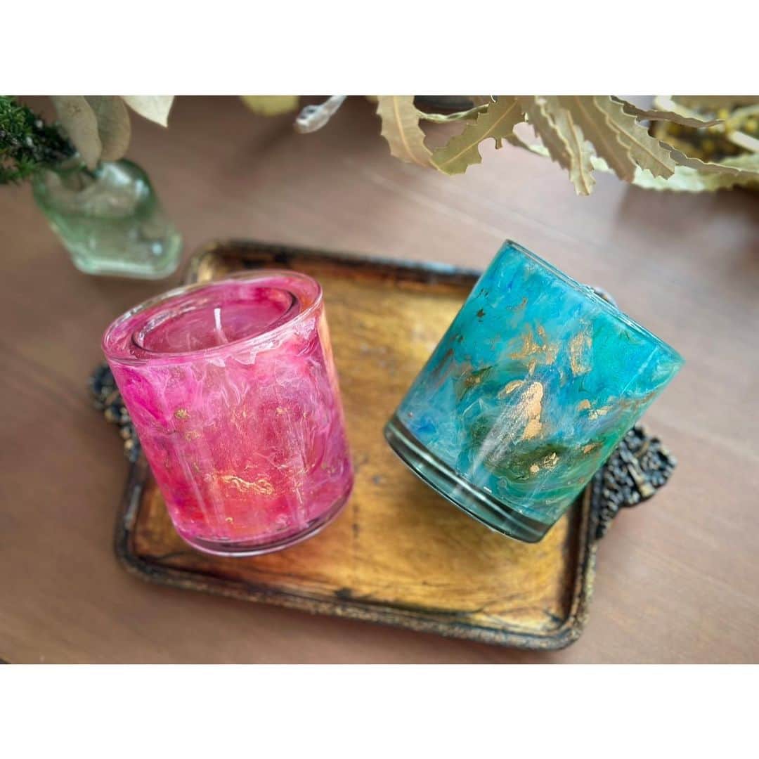 Re.ewalu(ﾚｳﾞｧﾙ)~Life of akari~さんのインスタグラム写真 - (Re.ewalu(ﾚｳﾞｧﾙ)~Life of akari~Instagram)「𓏙𓏙 𓏙𓏙𓏙𓏙 #gelwax #marble  ・ ・  先日のLessonでデモで作った子達 たまには柄&色遊びもいいですね  最近naturalとBotanicalが多かったから 久しぶりにGelwaxで遊びました  楽しかった♡⃜  ・ ・  さて今週土曜日は 久しぶりにMarketに出ます 初めての場所なのでとっても楽しみです◡̈*  @into_tokyo  ☾4/22(sat)Market 青山/国際連合大学 INTO CRAFT OUR LIVES vol.23 (青山 @farmersmarketjp 同時開催)  ・ ・ ・  🄴🅅🄴🄽🅃  ☾4/22(sat)Market 青山/国際連合大学 INTO CRAFT OUR LIVES vol.23 (青山Farmer's Market 同時開催)  ☾4/30(sun) marché三鷹台 Sunday Market  soap elements様  ☾5/27(sat) Market 日本橋 第13回OLD NEW MARKET-福徳の森-  ・ ・  ━━━━━━━━━━━━━━━━━━━━━━━━━━━━━  📍キャンドルLesson予約受付中📍 1day・各コース・基礎講座・石鹸作り Lessonのご予約可能日は 🔝ストーリズハイライトinformationにᝰ✍︎  ※コースメニューは全て単発受講OKです DMからご連絡ください☻  ━━━━━━━━━━【information】━━━━━━━━━━━━  ‎‎ ‎ܰ ‎ܰContact‎ ܱ ܱ  ✔︎オーダー依頼・お仕事依頼・お問い合わせ 🔝HP➪contact・Instagram DMからᝰ✍︎  ‎‎ ‎‎ܰ‎ܰ ‎ܰCandle Lessonܱ ܱ  JR南武線 尻手駅から徒歩3分 横浜市鶴見区(ほぼ川崎です𓀠) Lesson Openday⇢ ˗ˏˋ㊋ ㊏ ㊐ˎˊ˗ ※DMかmailにてご連絡ください☻  ‎ ‎ܰ ‎ܰMovie Lessonܱ ܱ FANTISTにて動画レッスン公開中ఌ 🔝HP➪Movie Lessonより  ━━━━━━━━━━━━━━━━━━━━━━━━━━━━━  #candles #양초만들기 #촛불 #蜡烛 #botanicalcandle #Botanical #キャンドルのある暮らし #ボタニカルキャンドル #キャンドル #川崎キャンドル教室 #キャンドル教室 #習い事サロン #JCAキャンスタ #香りと暮らそう #大人のインテリア #アロマキャンドル #川崎 #贈り物 #エシカル #私らしい暮らし #暮らしを楽しむ #大人の習い事 #ナチュラルな生活 #カラフル #青山ファーマーズマーケット #マルシェ」4月18日 11時24分 - re.ewalu_candle