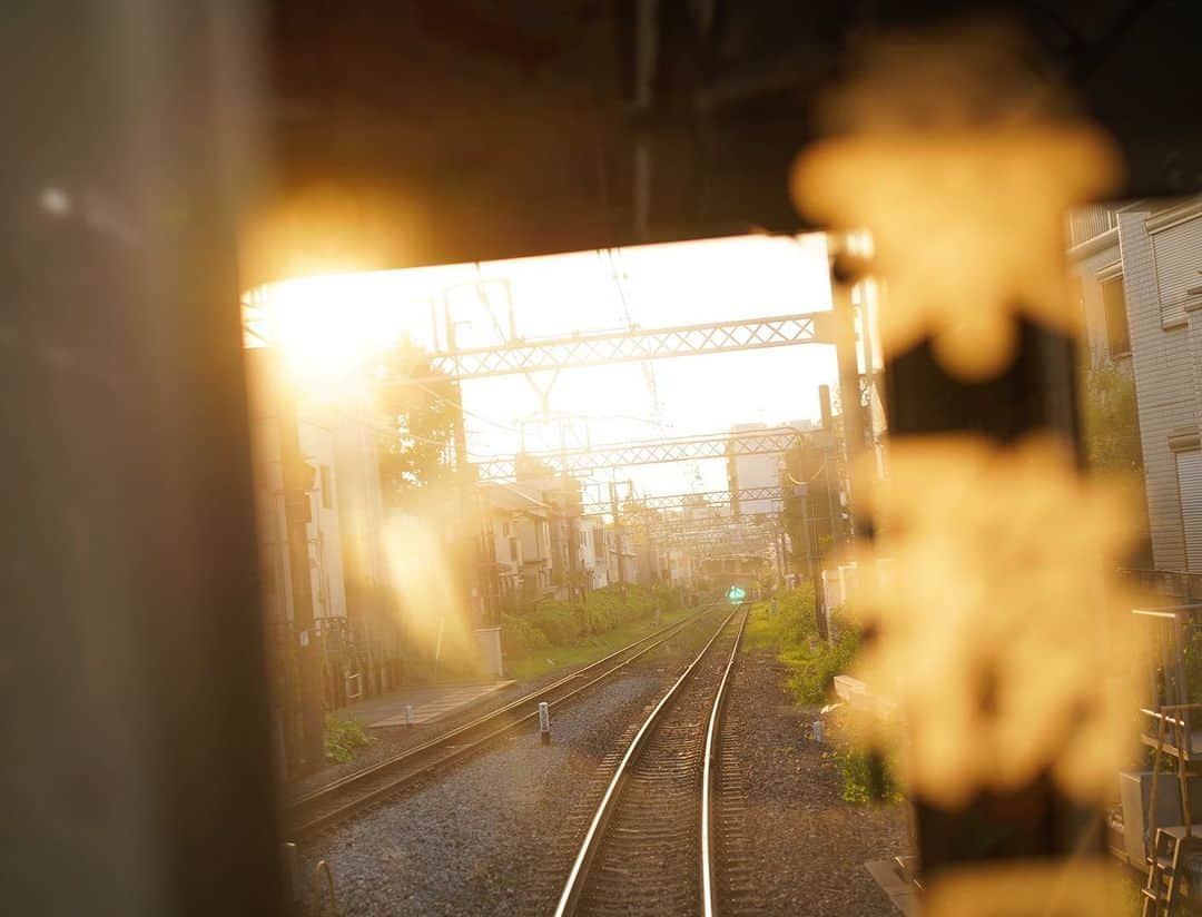 Wakana Babaのインスタグラム：「昨日の朝、暮らしのおへそラジオを聴きながら洗濯していたら、佐治晴夫さんの取材時、未来を向いて今をよく生きることで、失敗と思っていた過去の体験を良い方向に変換できる、というような(私の意訳です。合ってるかな?)実体験に基づいた話をされていたそうで、いい話だなー！とうんうん頷き、更に仕事に向かう車でもう一回聴いた。 後悔、失敗、反省...100万個あるそれらは糧になってたりなってなかったりしつつ、時とともに捉え方が変わったり。 いやはや、発酵して変化して、心のひだを増やして熟成していけるってのは、人間の素敵なとこだわよね...と思うのであった。」