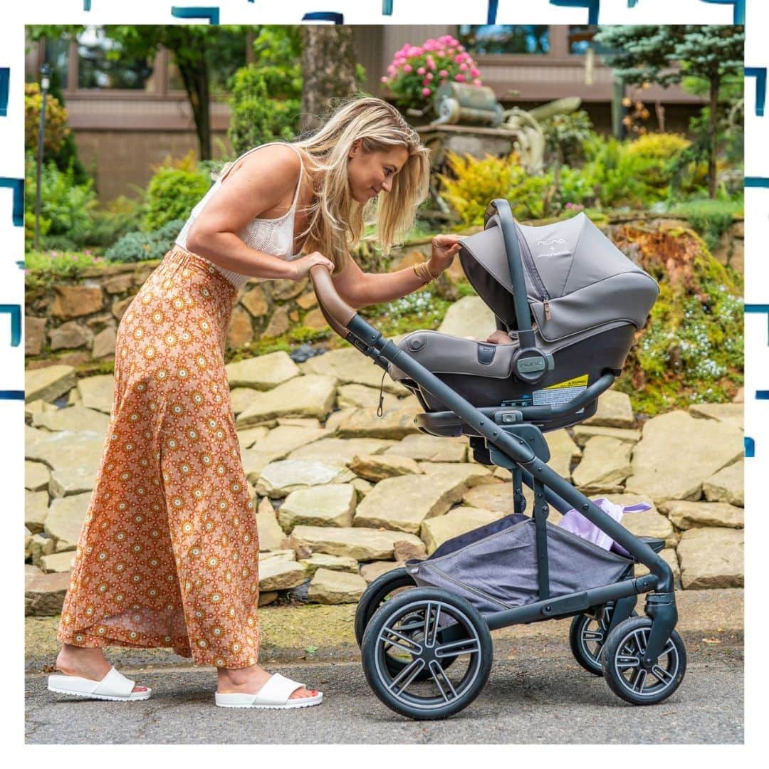 nunaのインスタグラム：「Sun's out, stroller's out! ☀️🚶‍♀️ The days are getting longer and the weather is getting warmer! Who else is soaking up some sunshine?  Thank you @lesleyannemurphy for taking us on your stroll with the little one 🥰 #nuna #nunafamily #mynuna」