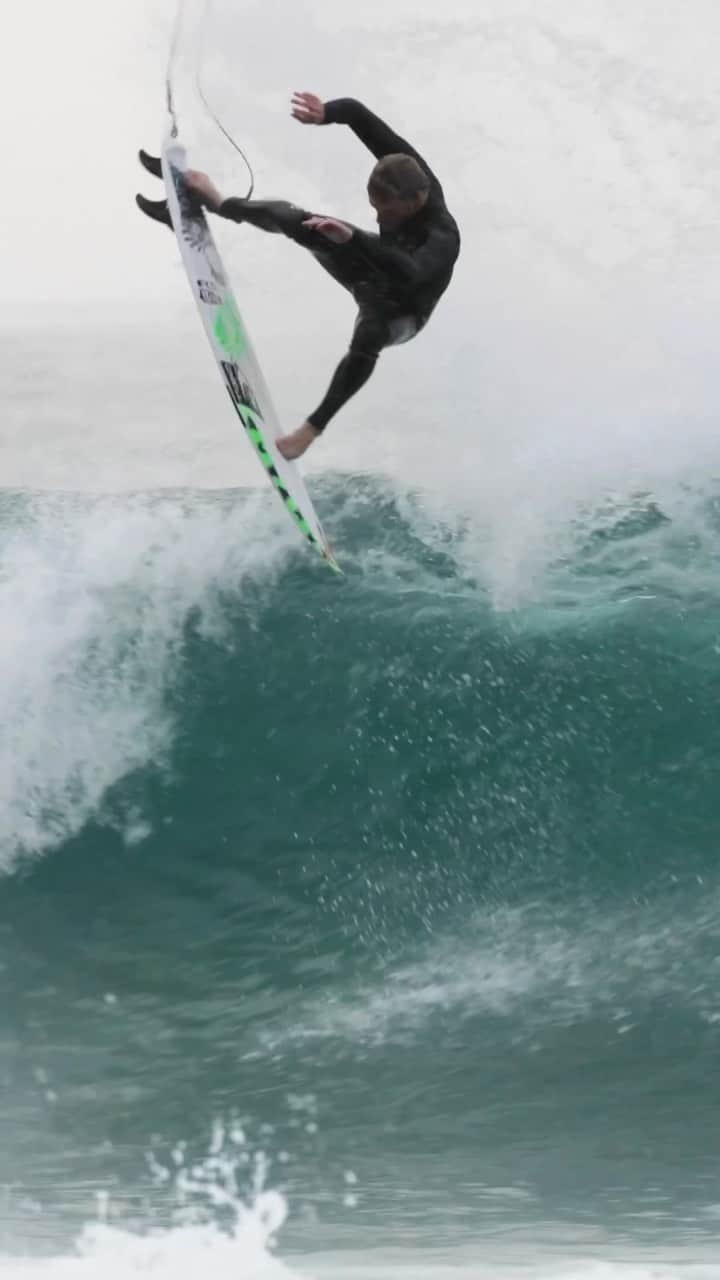 のインスタグラム：「@koloheandino24 with a healthy dose of pop under the feet 🚀  🎥: @hampositive  #KoloheAndino #FreeSurfing #Australia」
